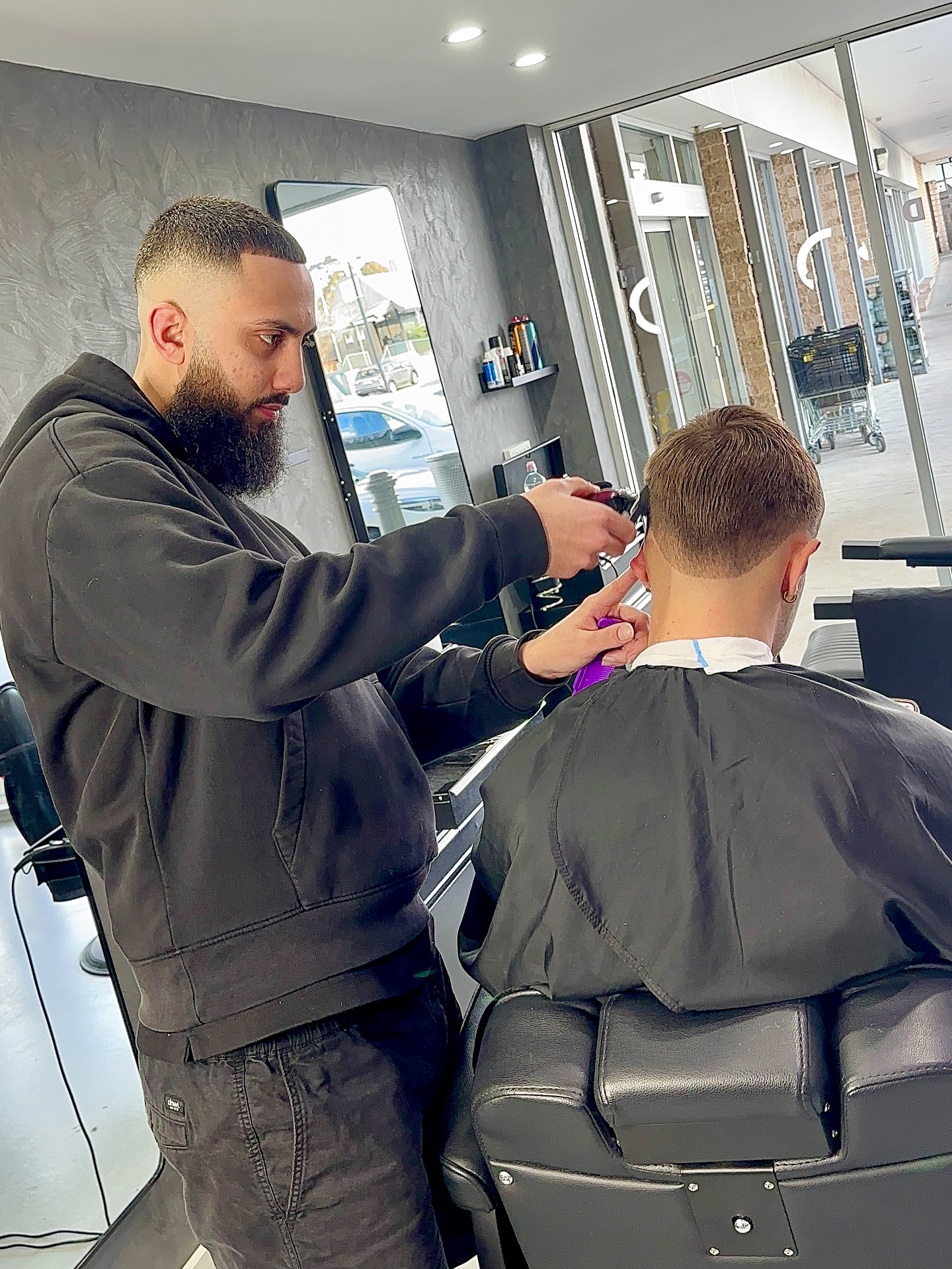 Barber mid-fade